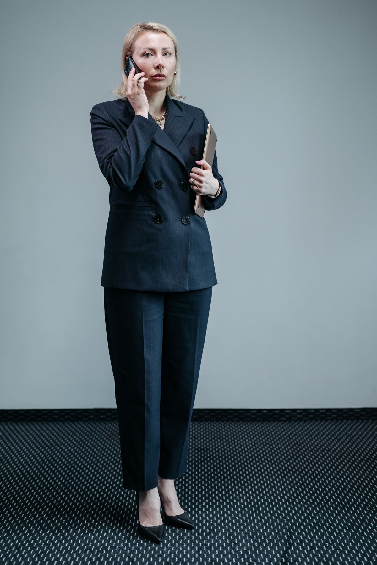 Plus size interview outfit idea with a navy double-breasted blazer and clipboard