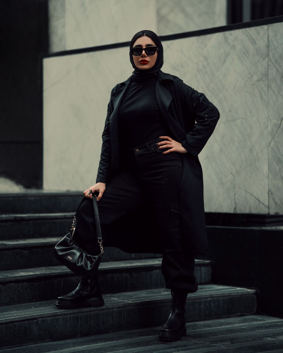 Plus size monochrome outfit idea in a head-to-toe black layered street look